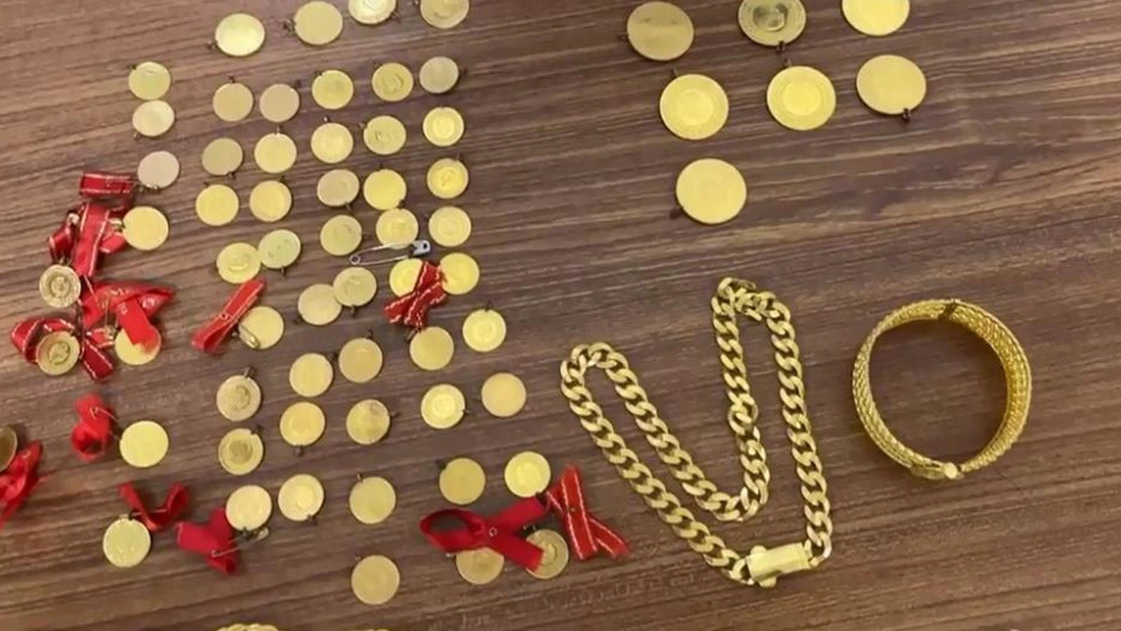 "İnsanlık ölmemiş" dedirten hareket! Bulduğu 6,5 milyonluk altın dolu çantayı polise teslim etti