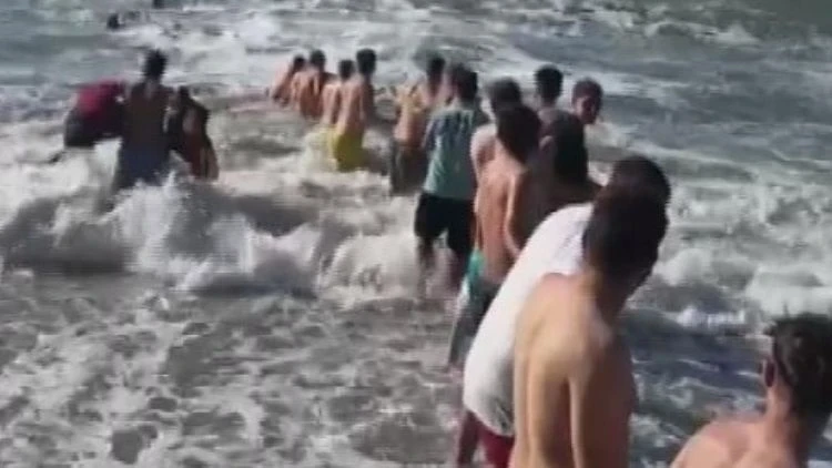 Dalgalarla kıran kırana mücadele… İnsan zinciri oluşturup 2 kişiyi kurtardılar