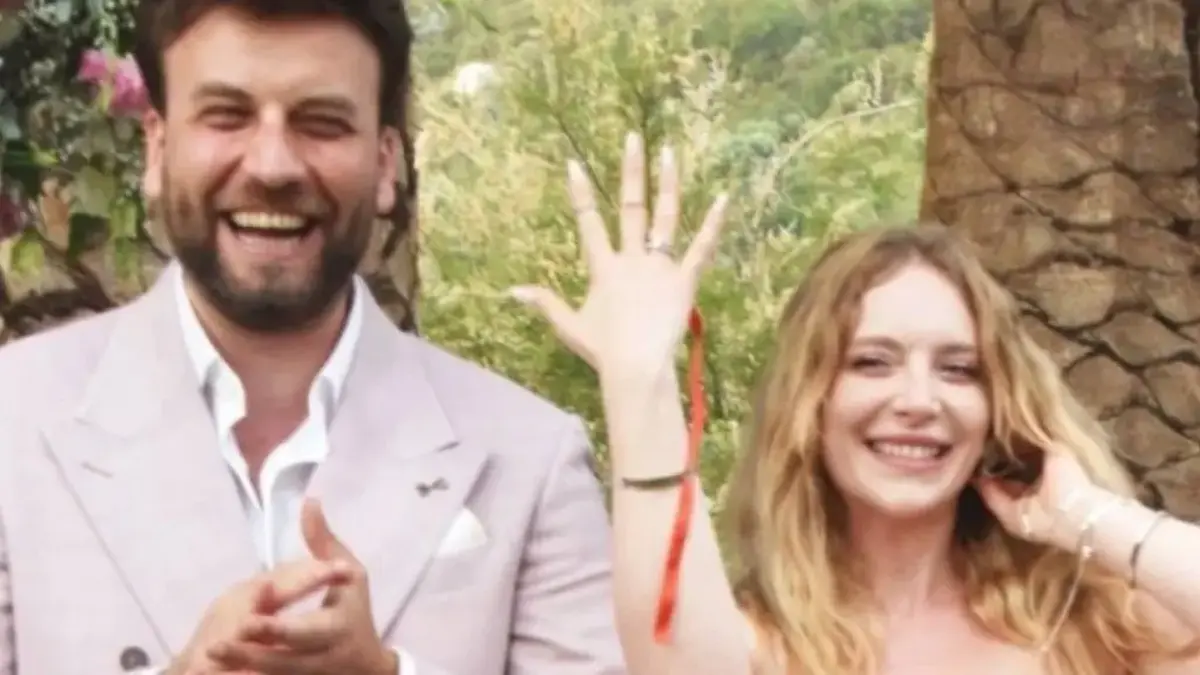 Hayal Köseoğlu tektaşını gösterdi, Bodrum tatili devam ediyor