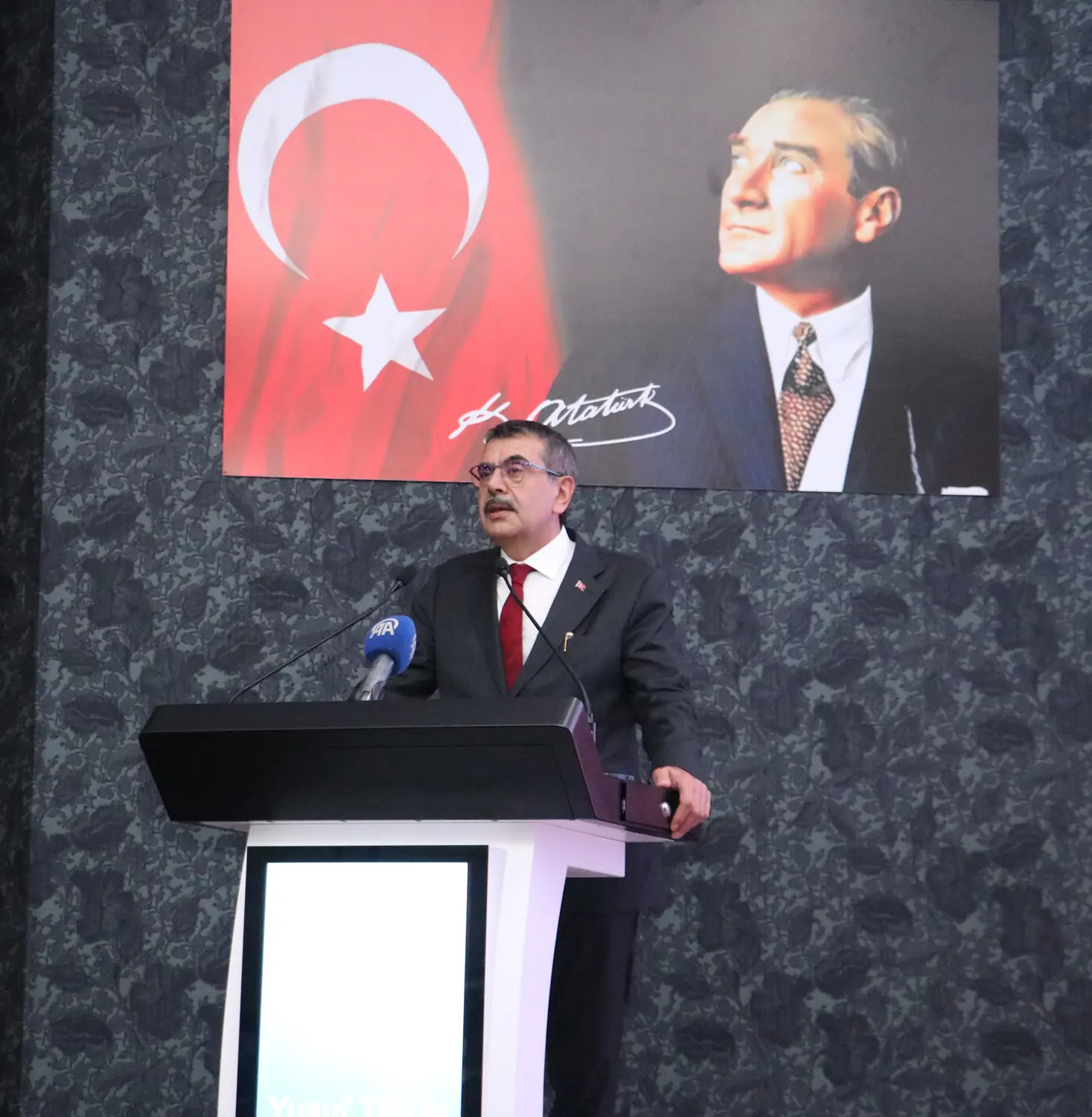 Bakan Tekin: Okullarımızdaki teknolojik altyapıyı 2-3 yılda bir değiştirdiğimiz yazılımlar, programlar var