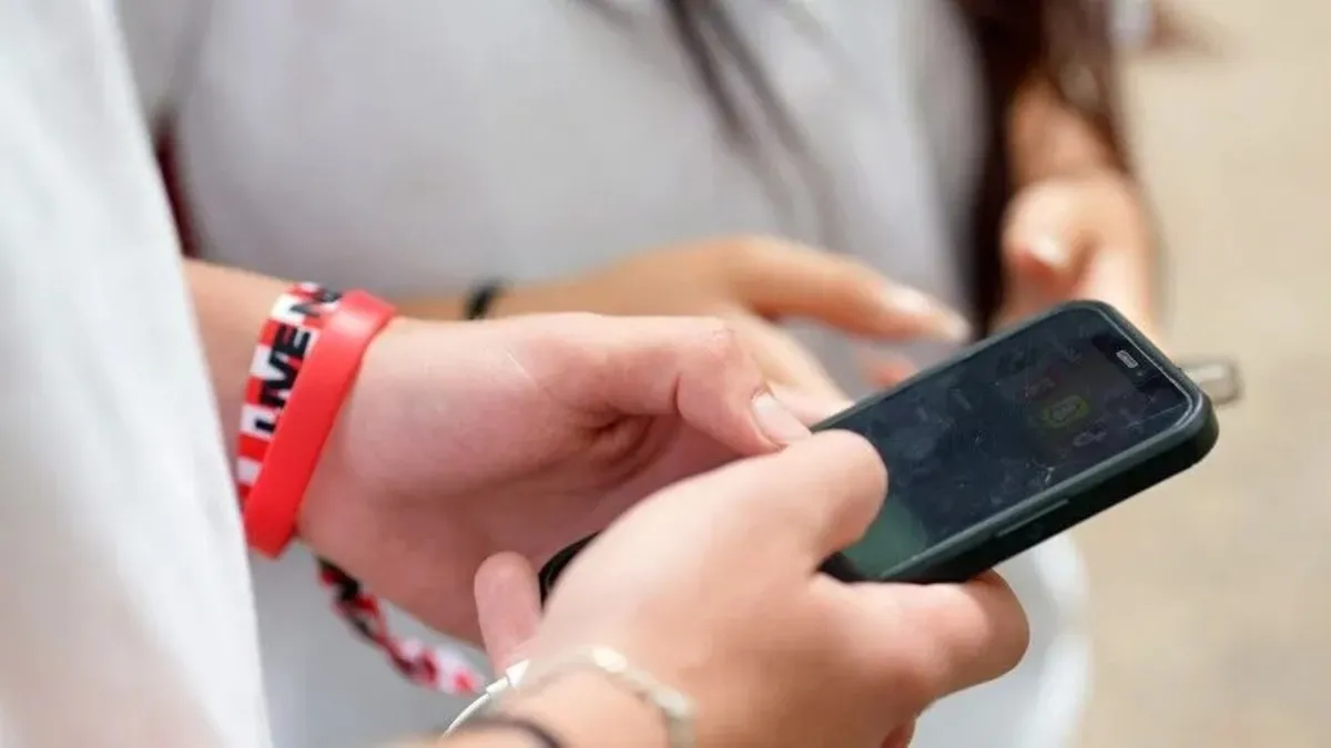 Çekya'da okullarda cep telefonu yasaklanıyor! İşte yeni yasa tasarısının detayları
