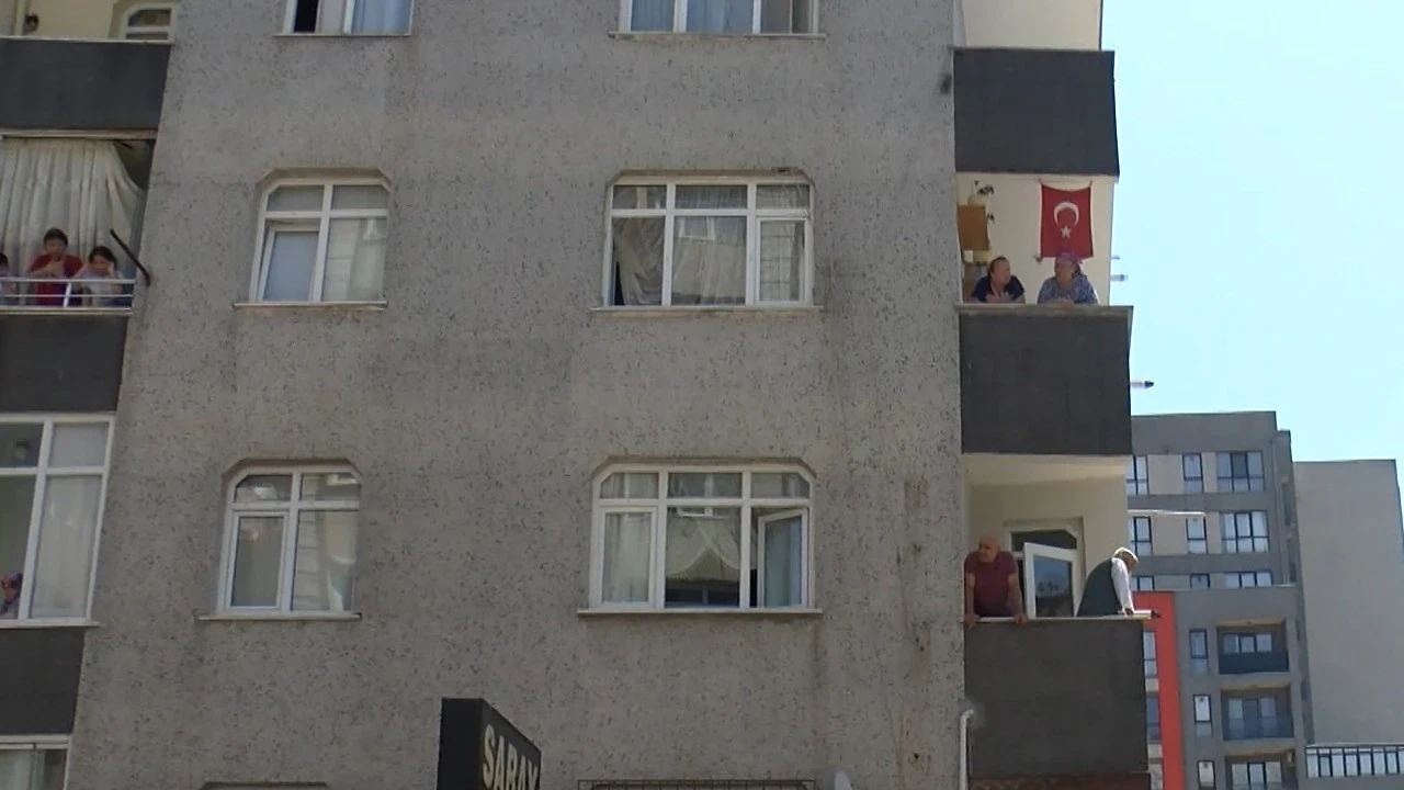Binanın merdivenleri çöktü: Pencerede kurtarılmayı beklediler