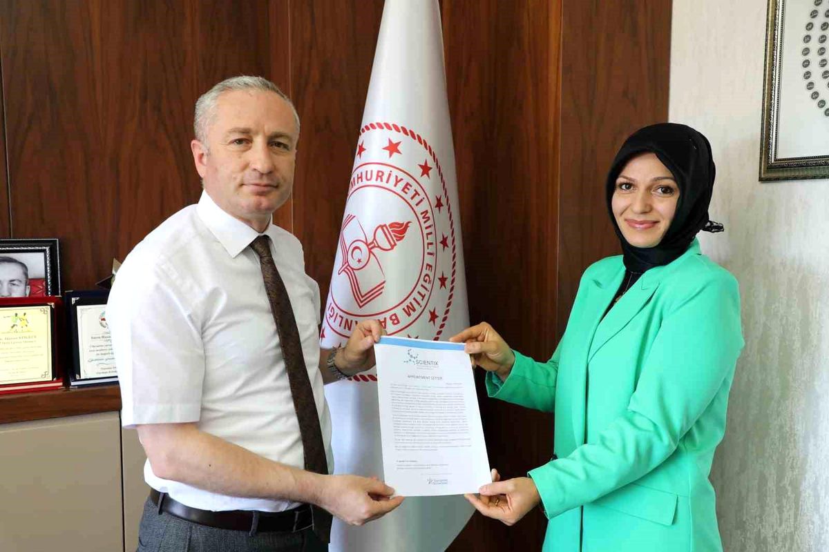 Ağrı Milli Eğitim Müdürü Kökrek, Scientix Elçisi Özmüş'ü tebrik etti