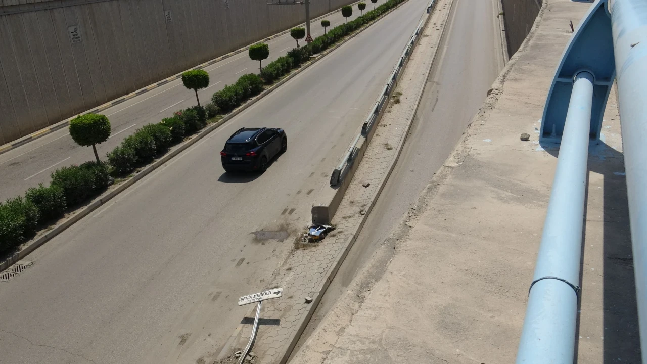 Alt geçitte feci kaza: Tofaş hurdaya döndü, 3 kişi yaralandı