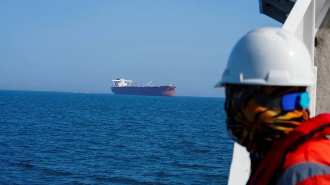 IMO, Hürmüz'deki 11 bin denizciyi tahliye planını askıya aldı
