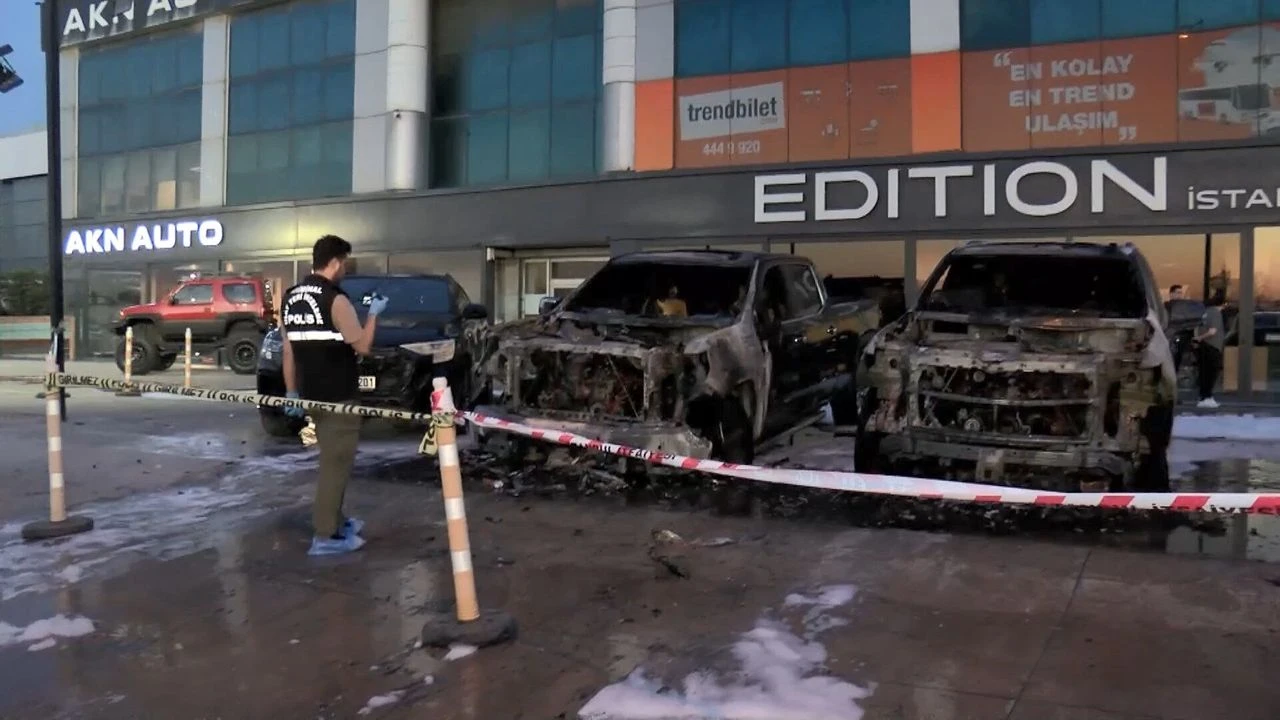 Bakırköy'de milyonluk yangın: 4 lüks otomobil kül oldu