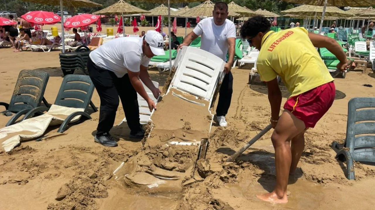 Alanya'da plaja inenler gözlerine inanamadı: Dev dalgalar her şeyi kuma gömdü