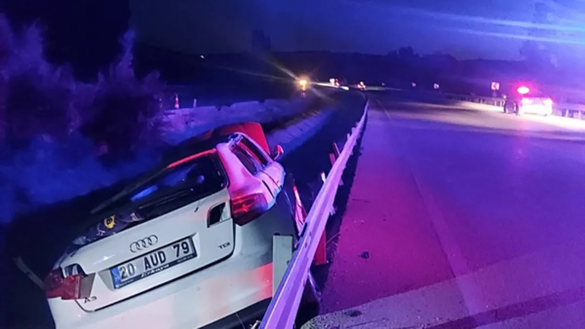 Afyonkarahisar'da feci kaza: refüje çarpan otomobildeki 1 kişi hayatını kaybetti, 3 kişi yaralandı