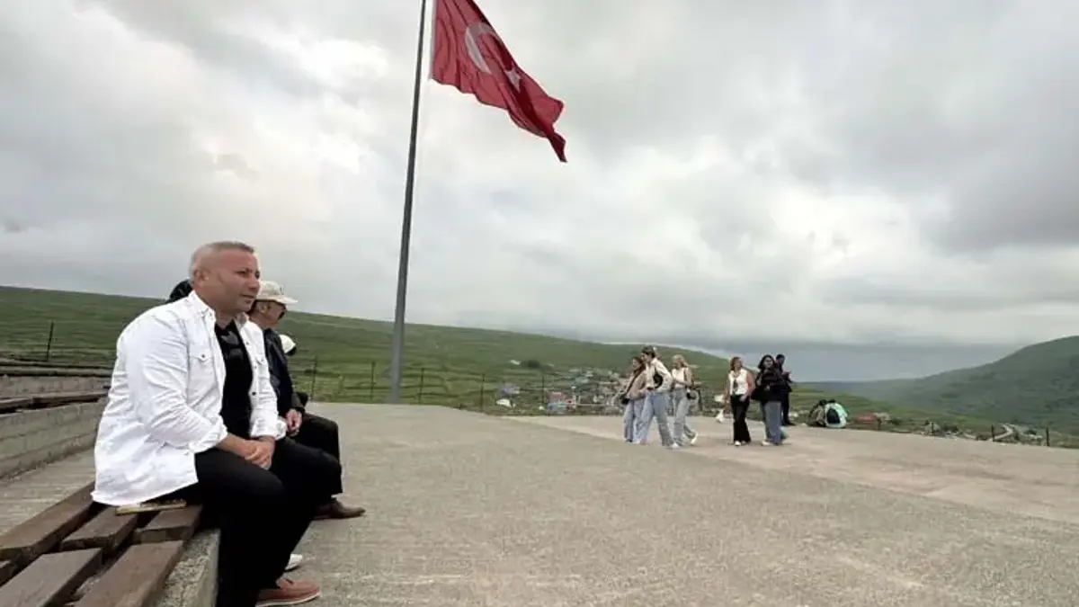 Yağışlı hava engel oldu: Atatürk silüetini göremediler