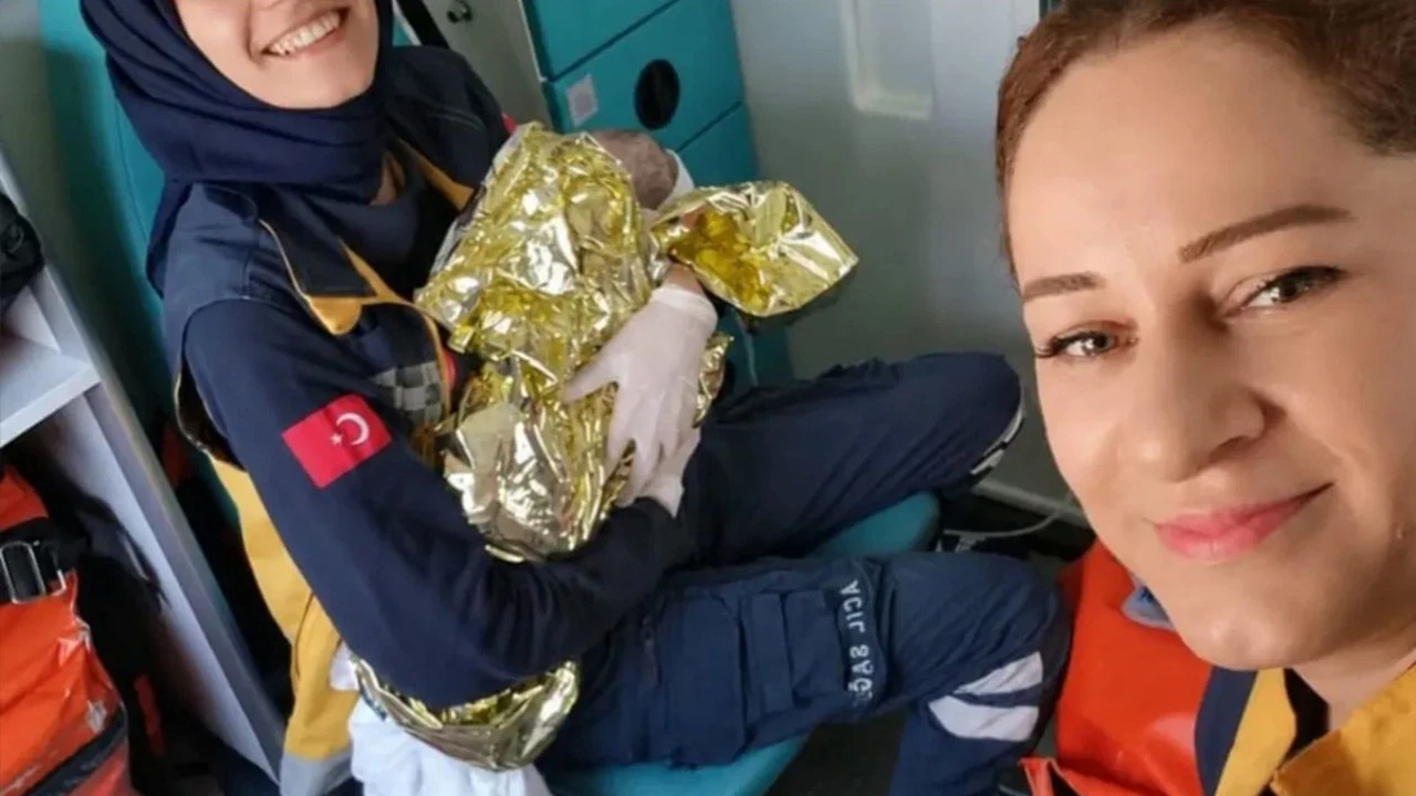 Hastaneye giderken ambulansta doğum yaptı