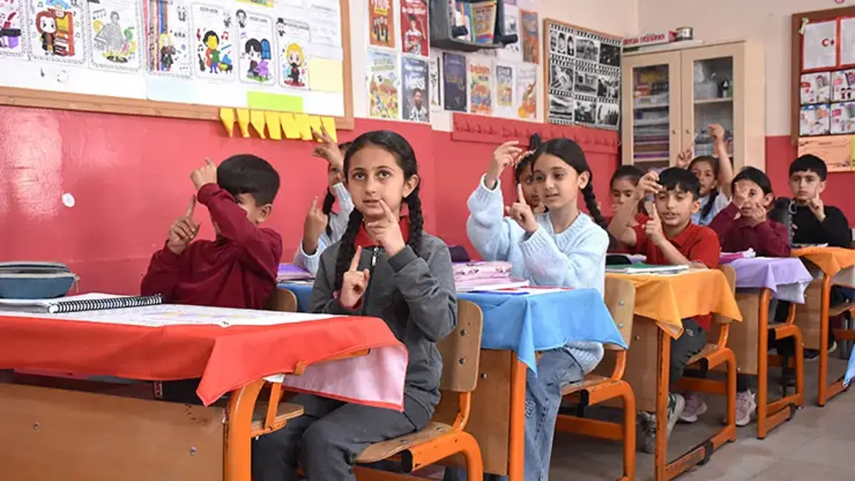 Van'da bir ilkokulda başladı, herkes şaşkın! Müfredatta yok ama 3 dil birden öğrendiler
