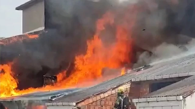 Esenyurt'ta 4 binanın çatısında yangın çıktı