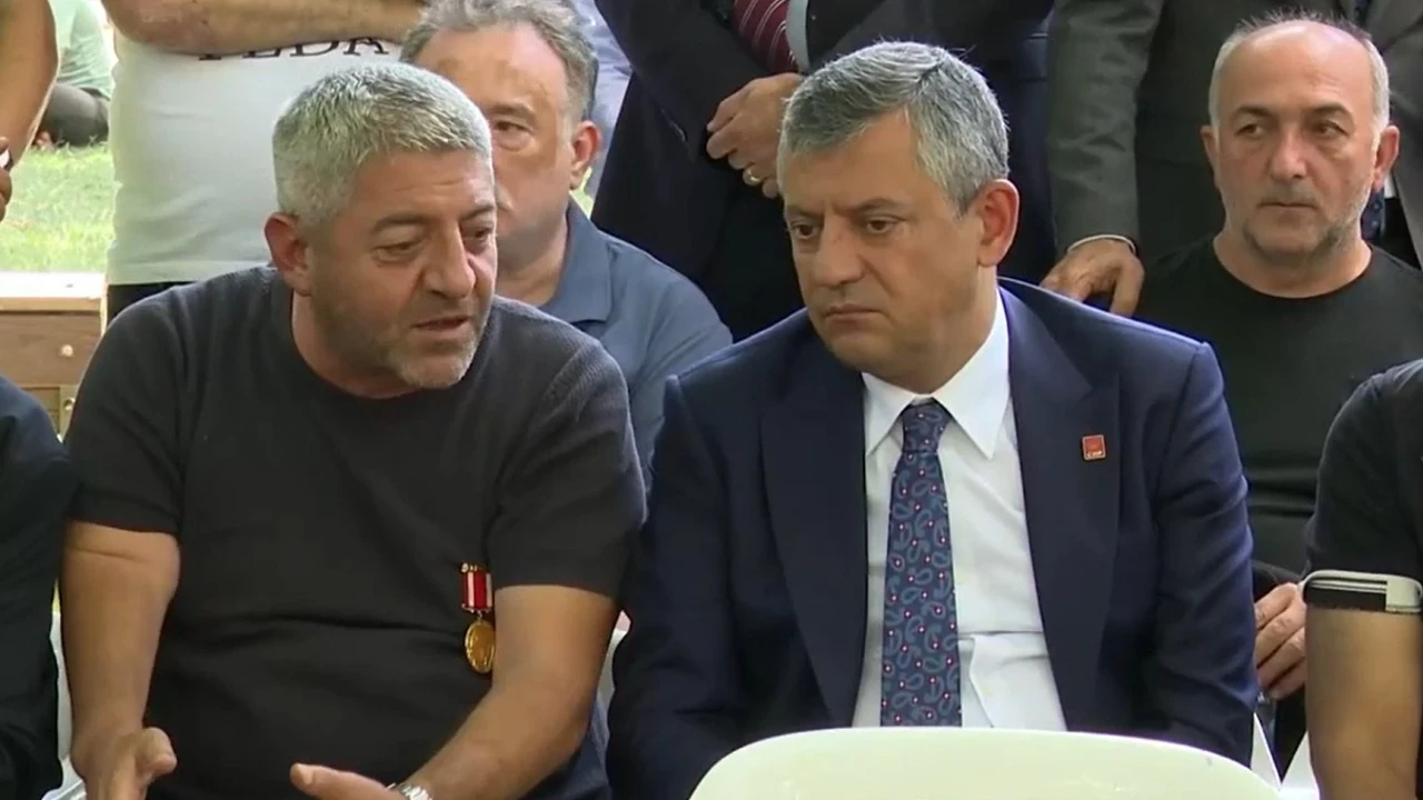 Özgür Özel'den şehit aileleri ve gazilere destek: İki elimizi birden kaldıracağız