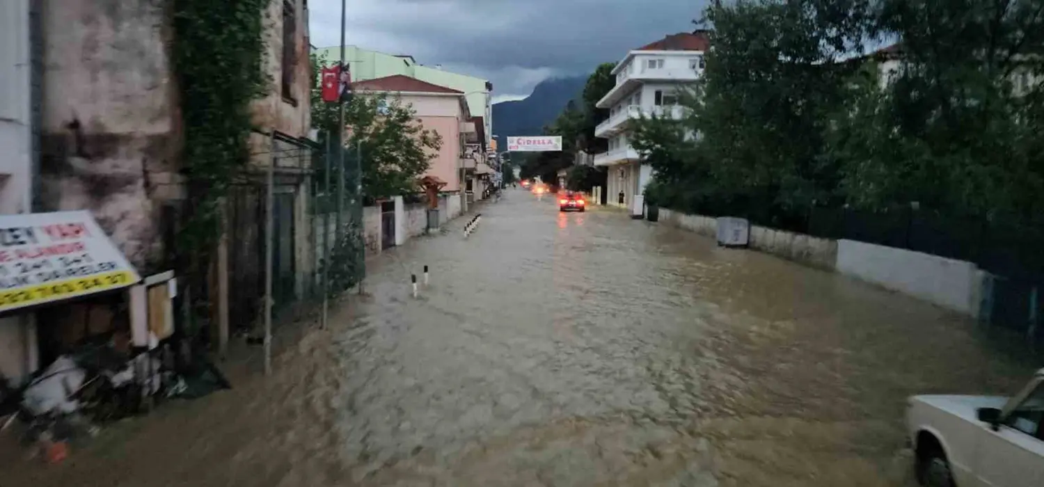 Kastamonu'da sel alarmı! İlçe merkezi sular altında kaldı