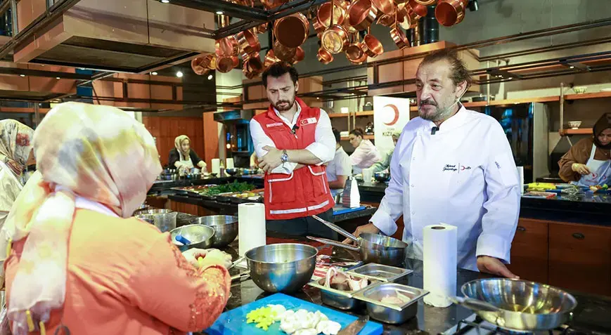 Şef Mehmet Yalçınkaya'dan depremzede kadınlara mutfak eğitimi: Herkes gider, Kızılay kalır