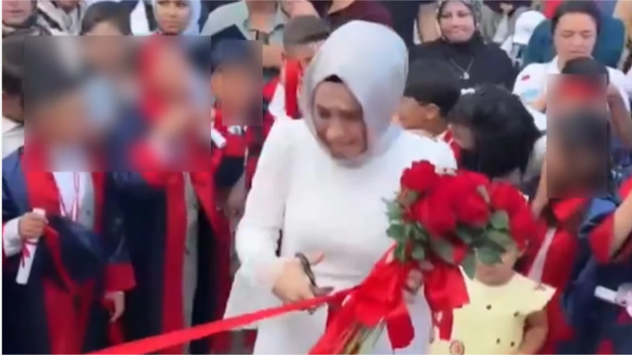 Öğretmenin kurdeleli vedası olay oldu! "Çocuklar içerik malzemesi mi?"