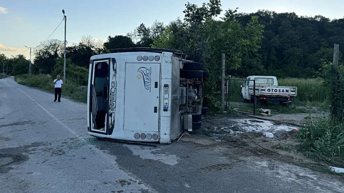 Sakarya'da tırla çarpışan midibüs devrildi! 13 yaralı