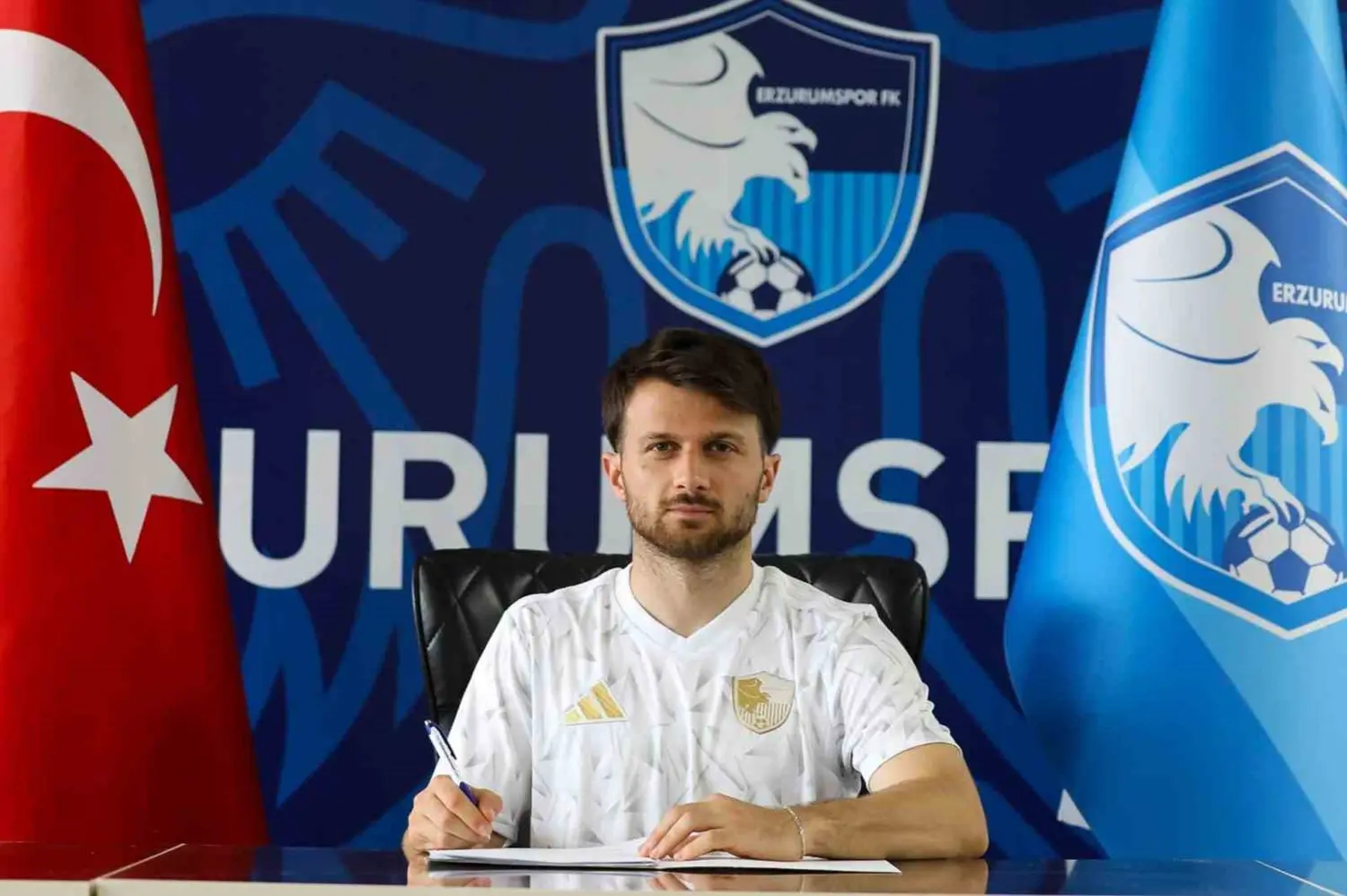 Erzurumspor FK'dan Murat Cem Akpınar'a yeni sözleşme
