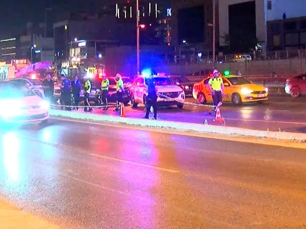 İstanbul Bakırköy'de direğe çarpan motosikletteki 2 kişi öldü