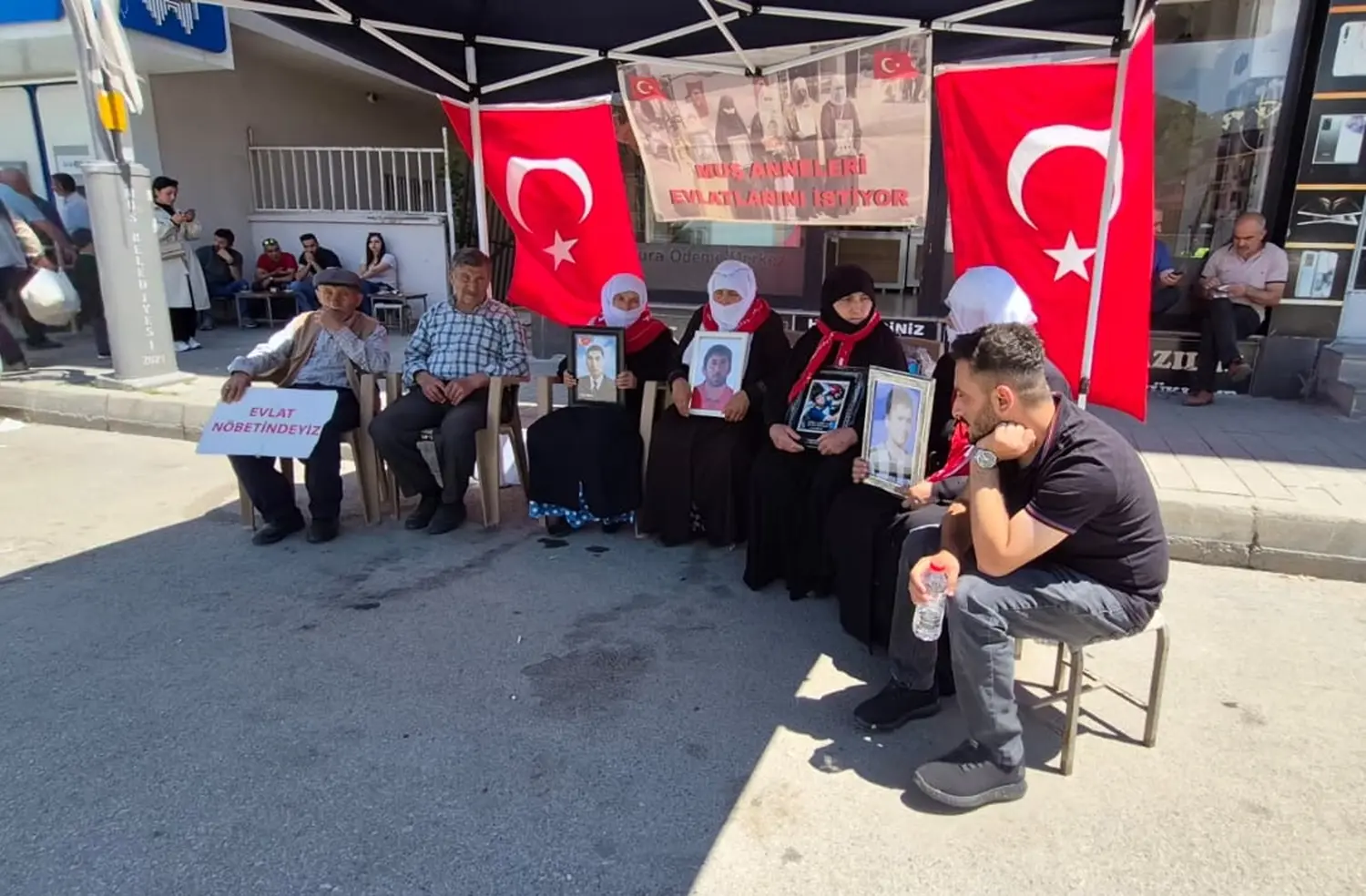 DEM Parti önünde evlat nöbeti: Oğlum, sesimi duyuyorsan gel teslim ol