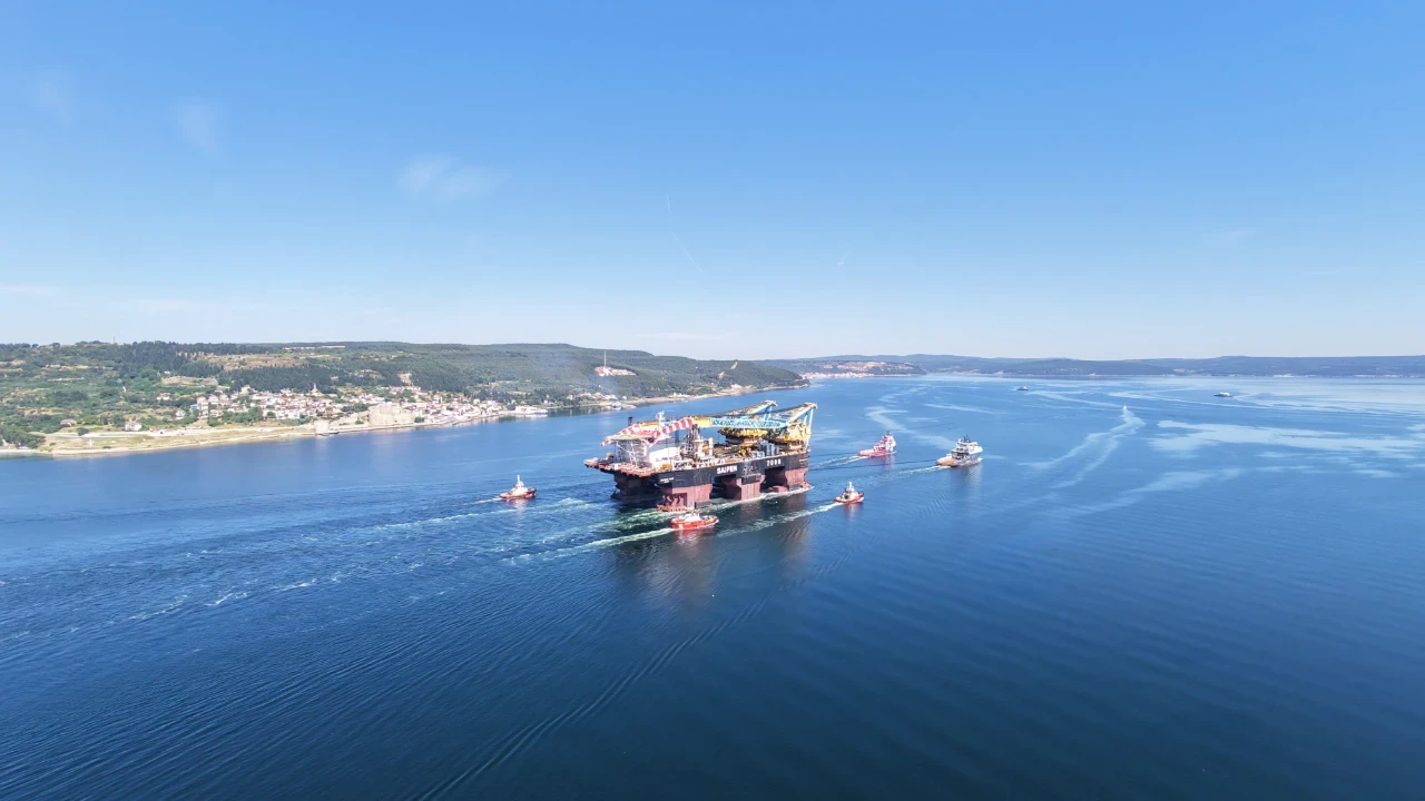 Çanakkale'den geçti: Boğaz trafiğe kapatıldı