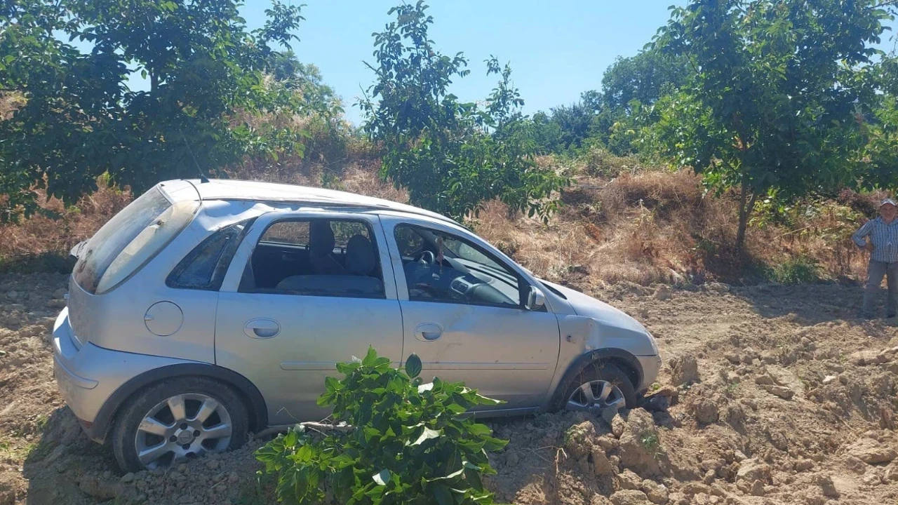 Kontrolden çıkan otomobil meyve bahçesine uçtu: 1'i çocuk 4 yaralı