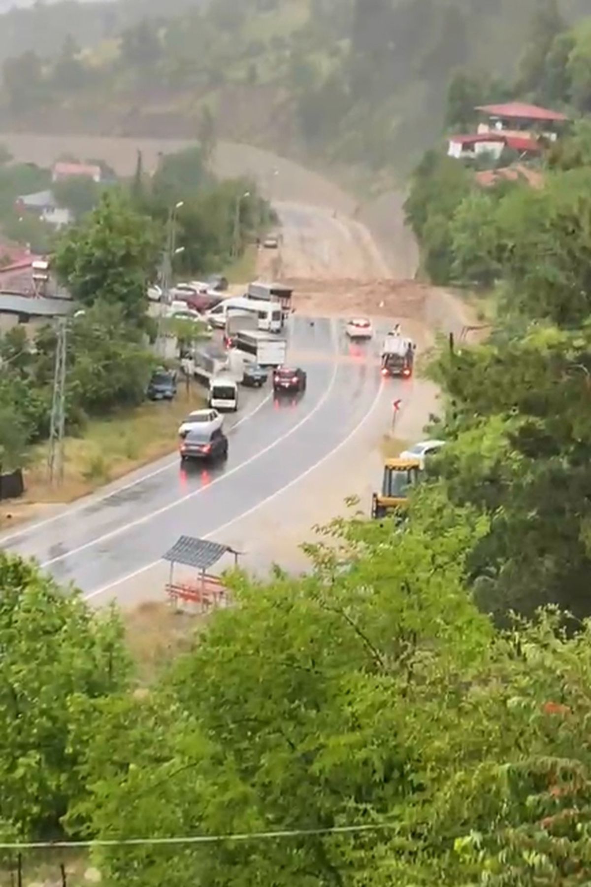 Feke-Kozan kara yolu sel ve heyelan nedeniyle ulaşıma kapandı