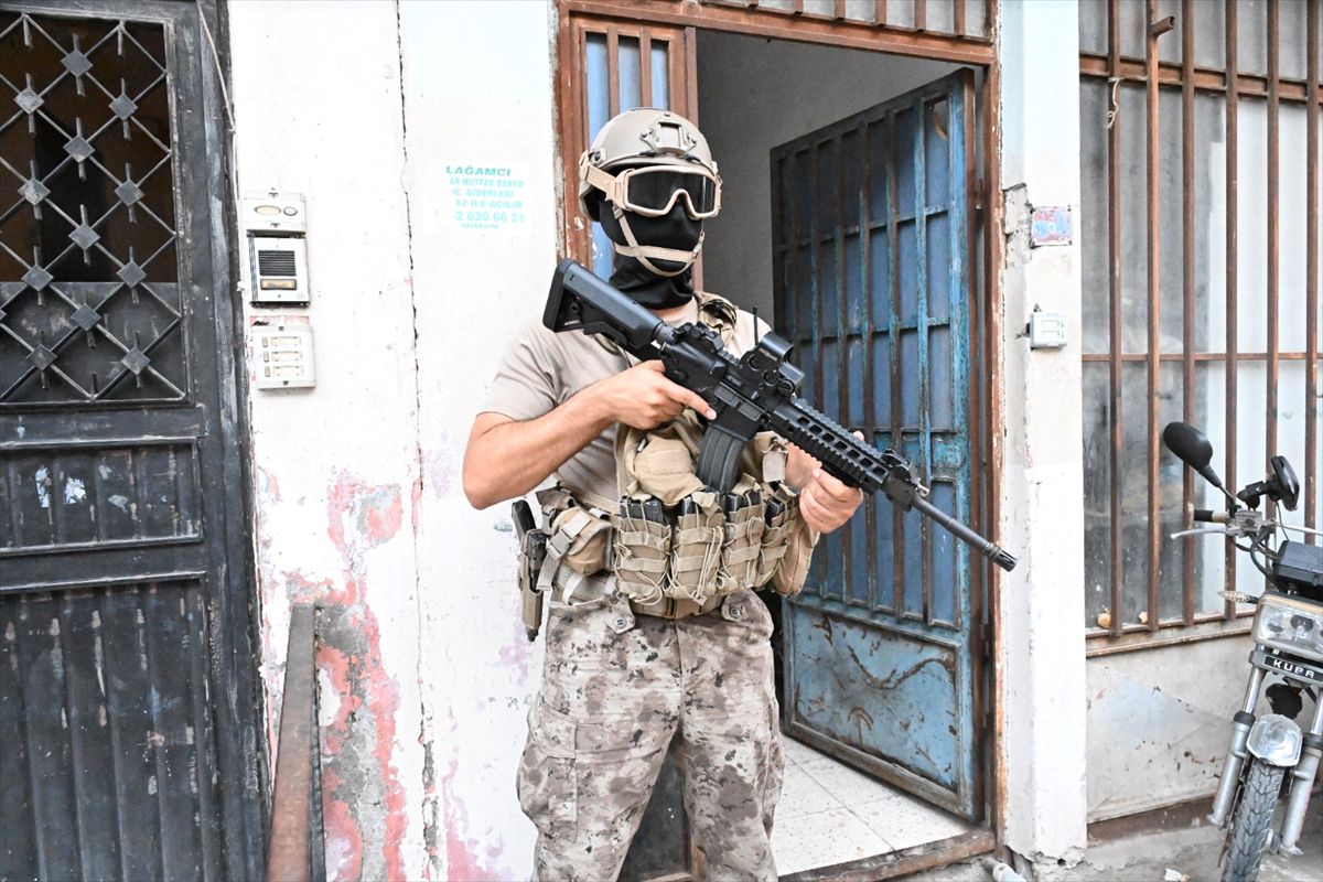Mersin'deki uyuşturucu operasyonunda yakalanan 42 zanlıdan 27'si tutuklandı