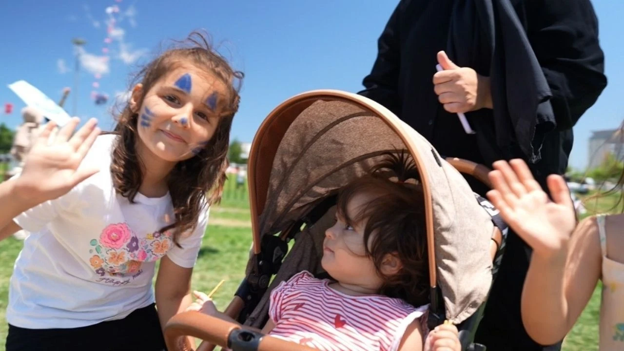 Başakşehir’de gökyüzü uçurtmalarla renklendi! Binlerce çocuk yaz tatiline festivalle başladı