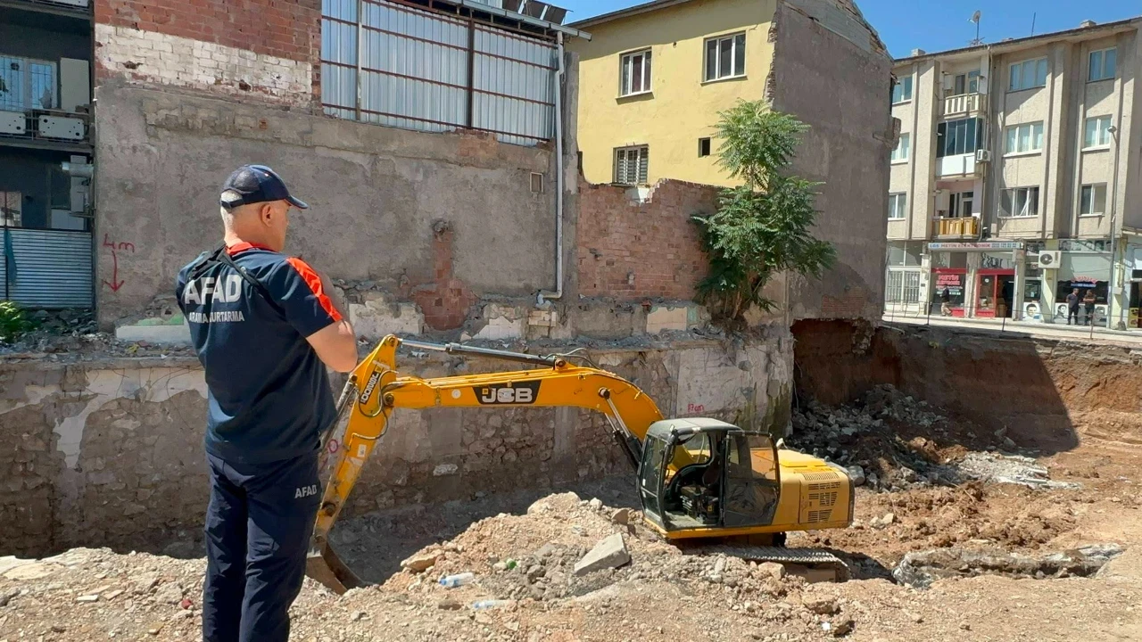 Temel kazısında toprak kayması: Bina tedbir amaçlı tahliye edildi
