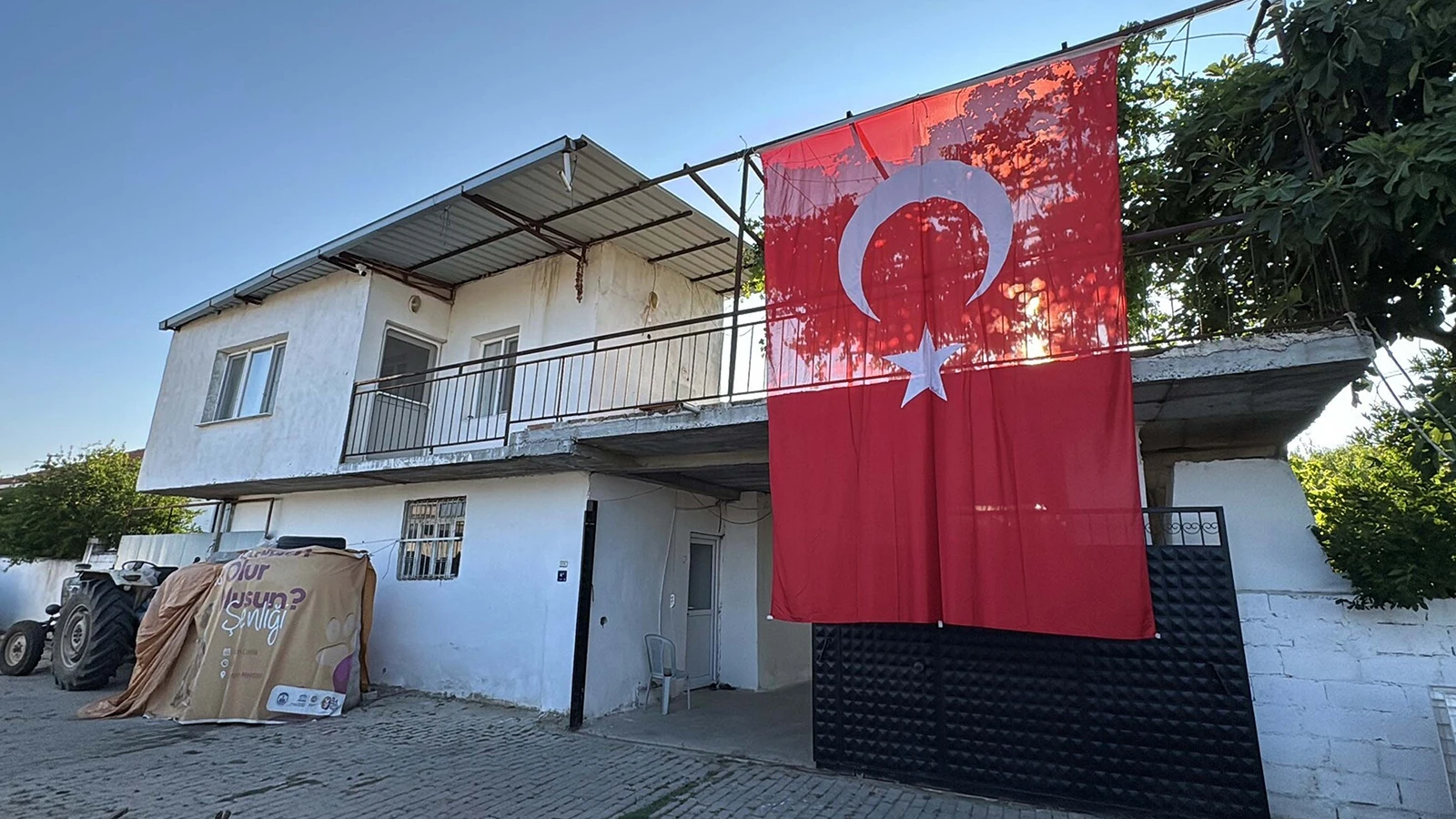 Şehit polis memurunun babaevine Türk bayrağı asıldı