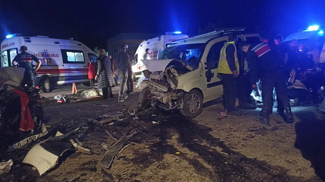Sivas'ta iki araç çarpıştı: 8 kişi yaralandı