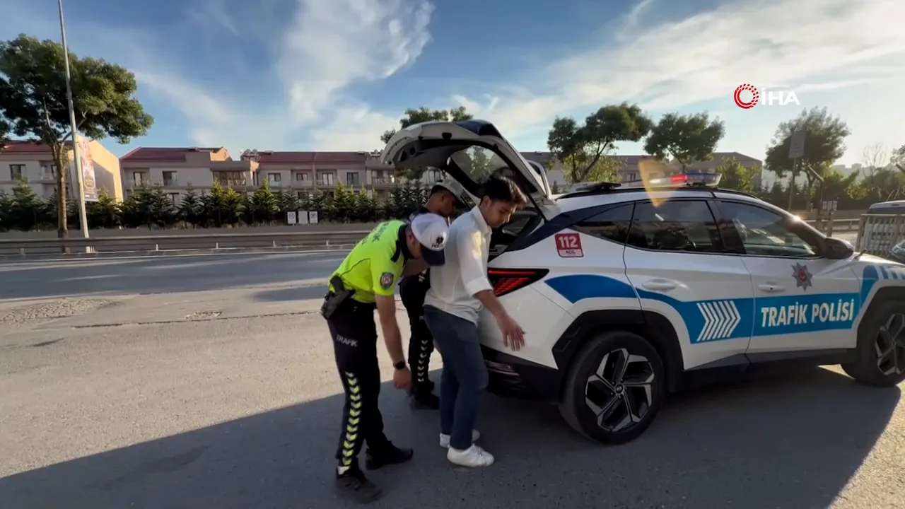 Servis şoförü polis uygulamasından yaya olarak kaçmaya çalıştı! Ehliyeti daimi olarak iptal edildi