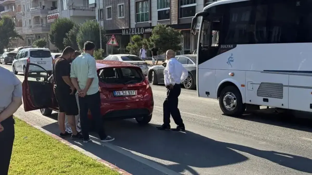 Yaya geçidinde yavaşlayan otomobile yolcu otobüsü çarptı