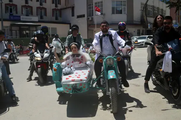 Düğünde ezber bozan tercih! Gelin arabası yerine 20 yıllık motosikletle yola çıktılar