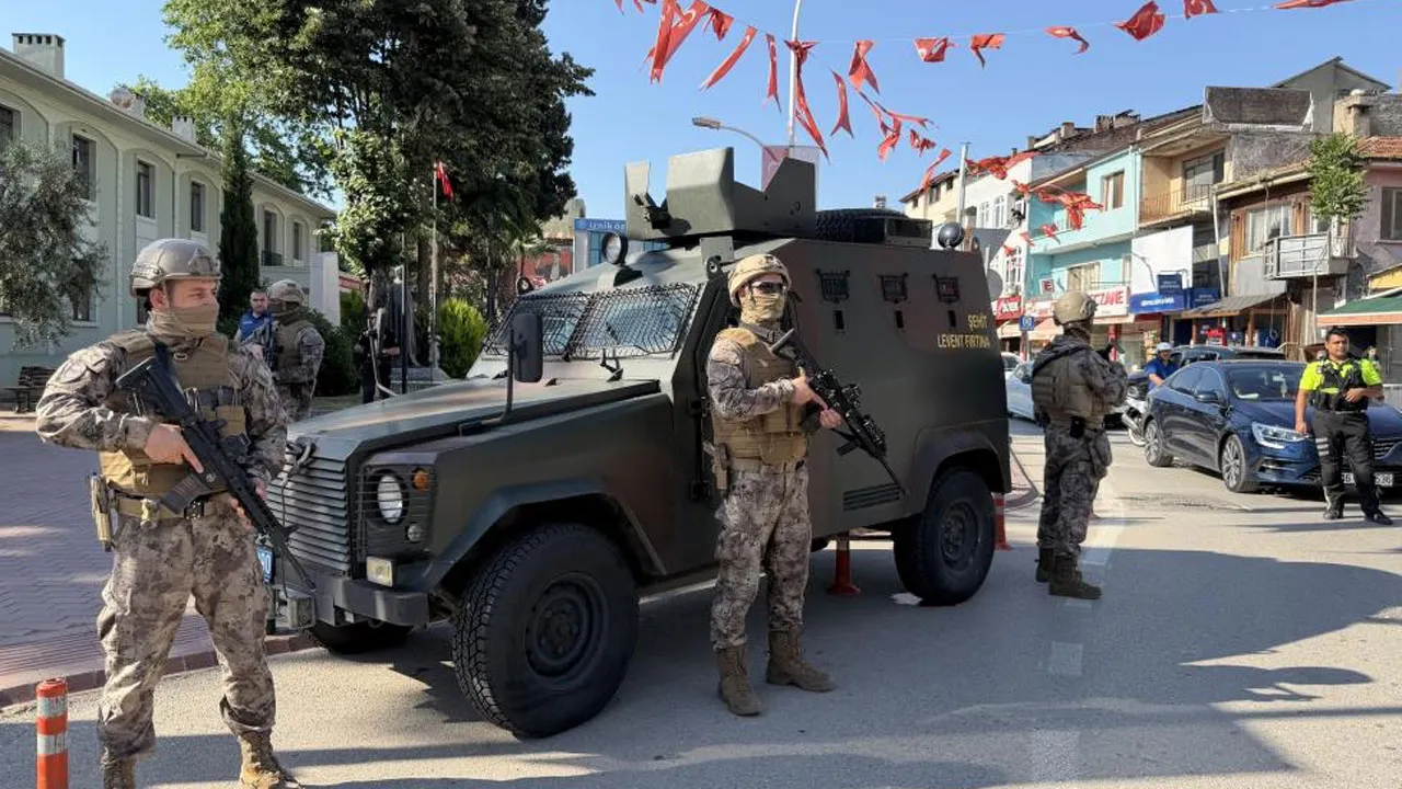 Bursa'da ortalık karıştı! Özel harekat ve çevik kuvvet mahalleye indi