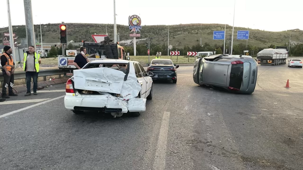 Kayseri’de zincirleme kaza: 4 araç birbirine girdi, 4 kişi yaralandı