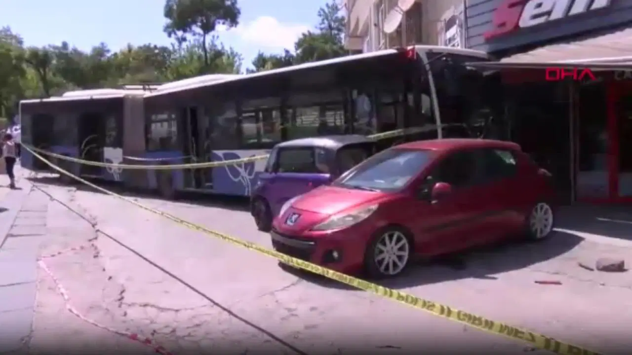 Ankara'da feci kaza... Otobüs iş yerine girdi: Yaralılar var
