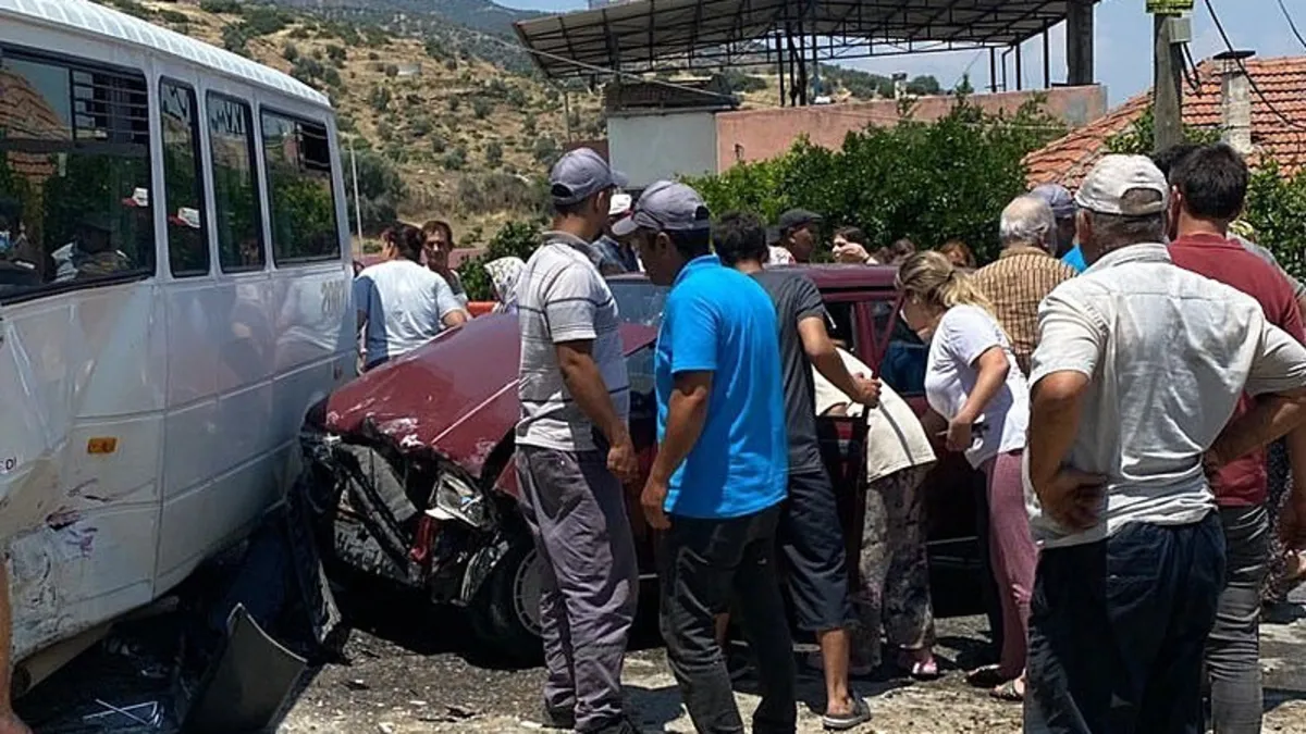 Aydın'da işçi servisi ile otomobil çarpıştı!