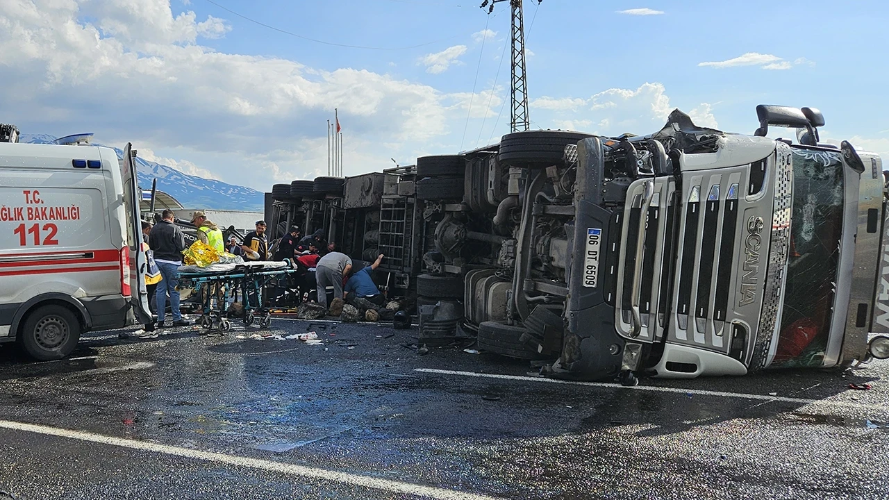 Ağrı’da tır, otomobil ve motosiklet birbirine girdi: Ölü ve yaralılar var