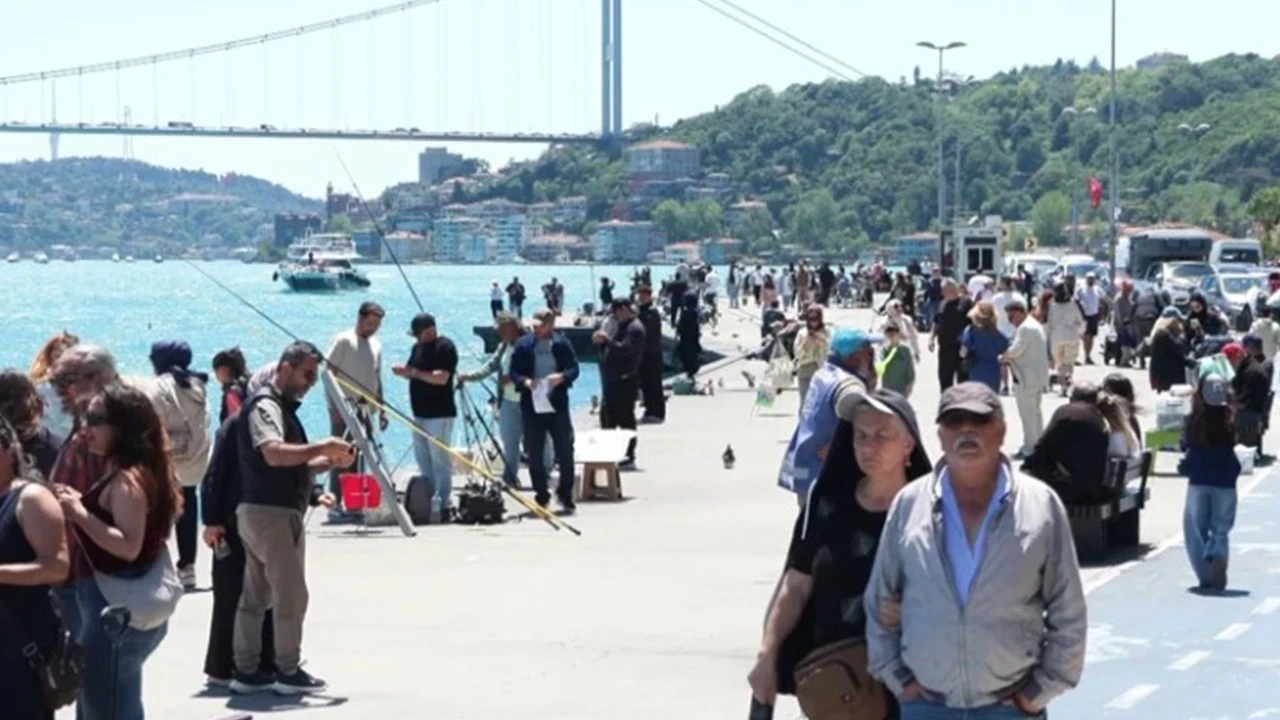 Sıcak havayı fırsat bilen İstanbullular sahillere akın etti