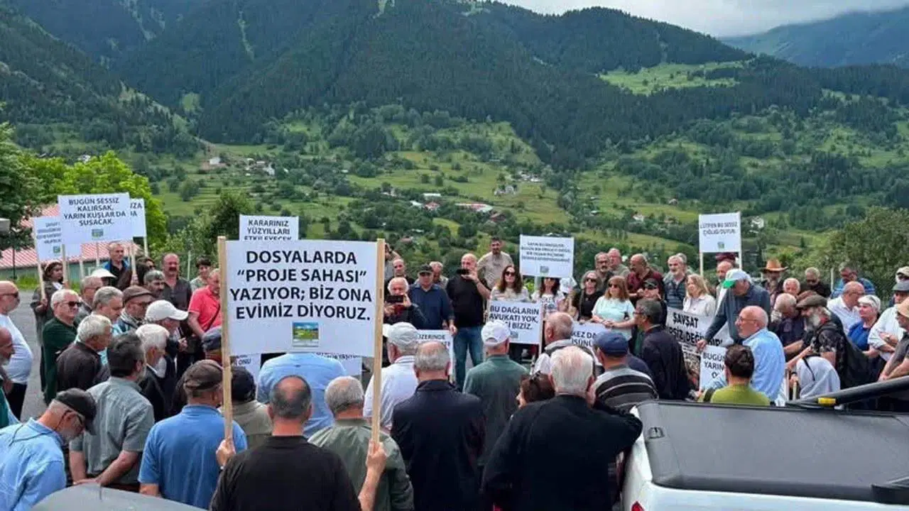Şavşat’ta köylüler bilirkişi keşfinde bir araya gelerek seslerini yükseltti: 'Nefes alamayacağız'