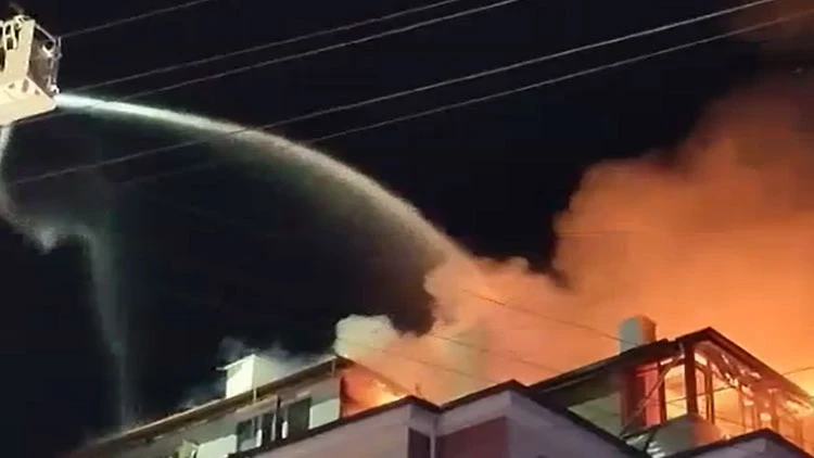 Bolu'da korkutan yangın! Çatı katı alev alev yandı