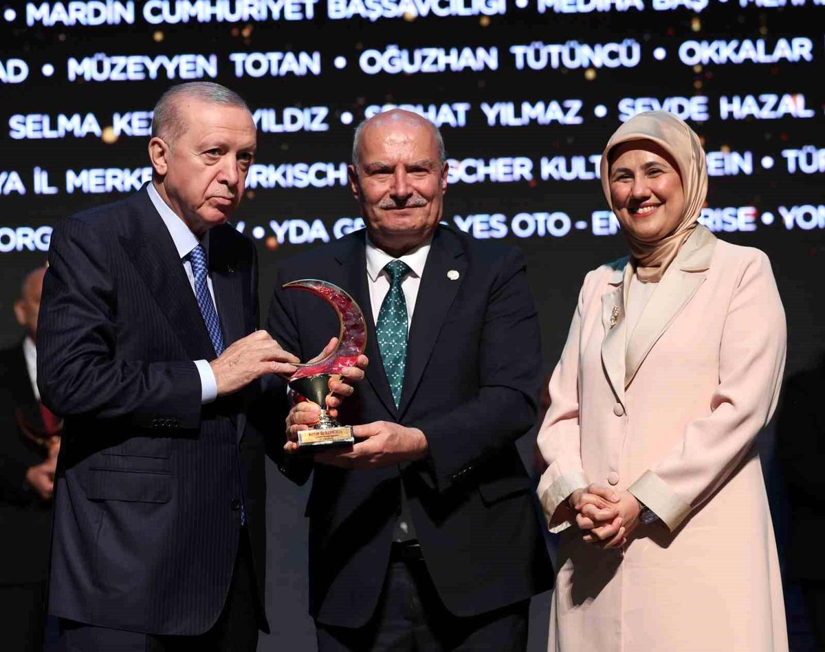 ATO'ya Kızılay'dan 'Yılın Kamu Kurumu Bağışçısı' Ödülü