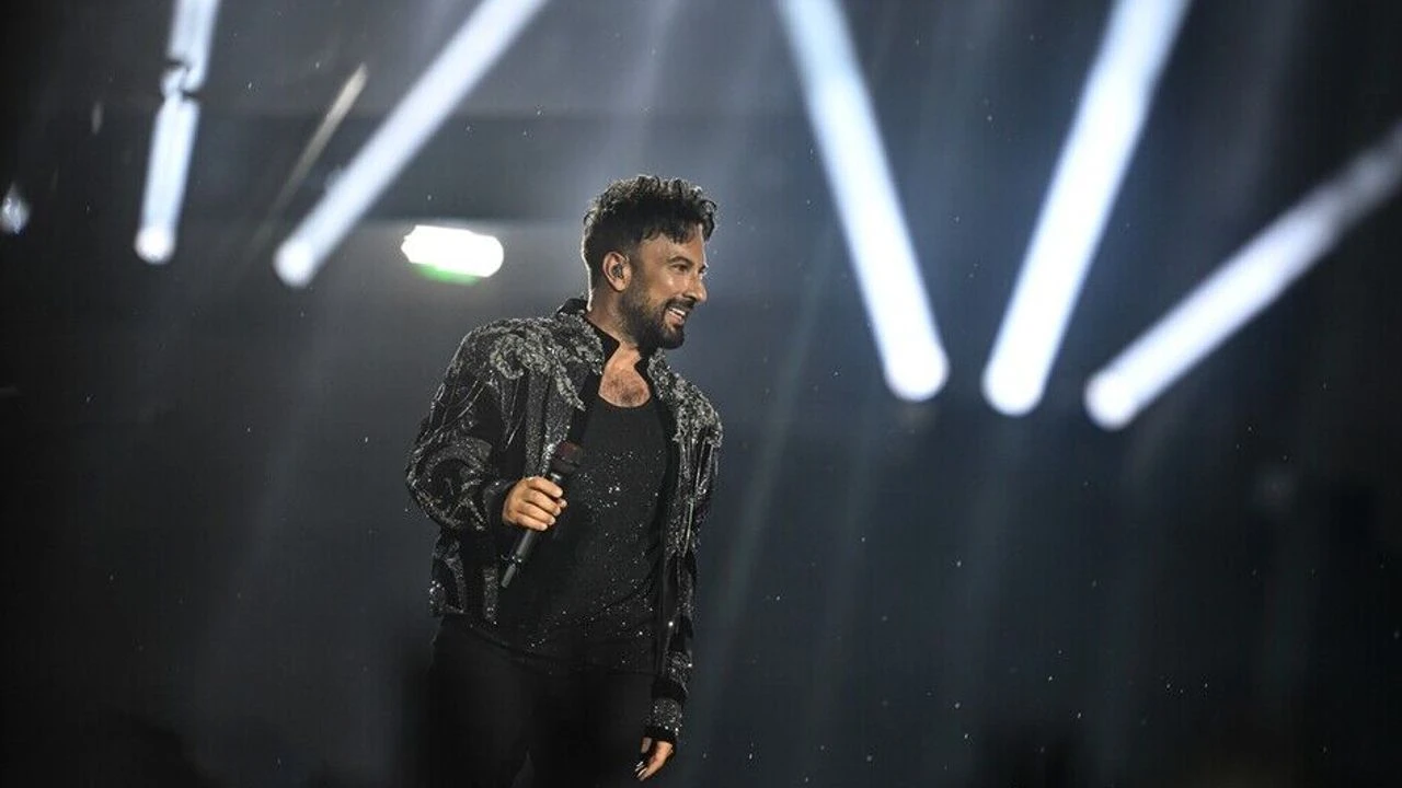 Tarkan'dan Ankara konserinde anlamlı hareket: Ezan okunurken mola verdi