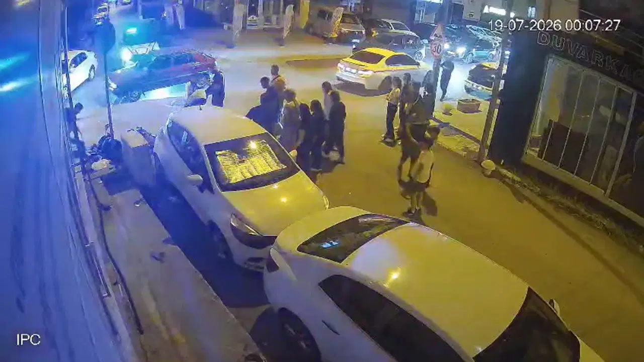 Trafik polisinin önünde motosiklet ile otomobil çarpıştı