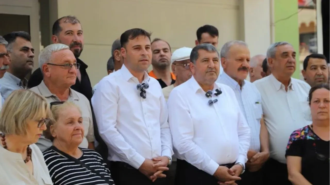 İzmir Bayındır Belediye Başkanı Sakarsu ve ilçe teşkilatı CHP'den istifa etti