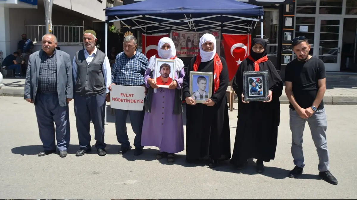Terörün ayırdığı aileler yeniden bir arada: Muş'ta evlat nöbeti devam ediyor