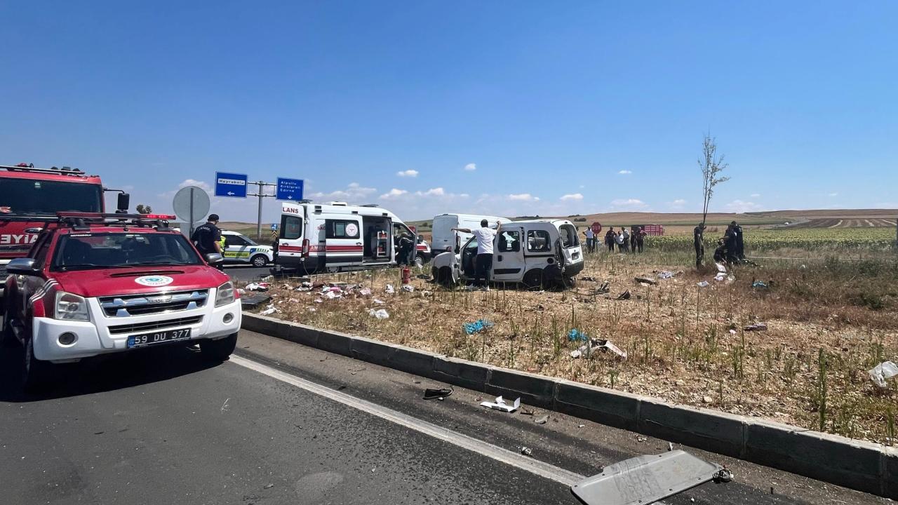 Tekirdağ'da kamyon ile hafif ticari araç çarpıştı: 2 ölü, 3 yaralı
