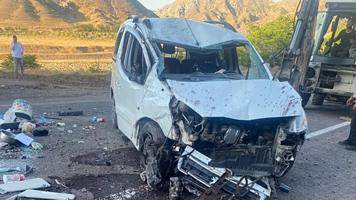 Elazığ'da ticari aracın takla attığı kazada 5 kişi yaralandı